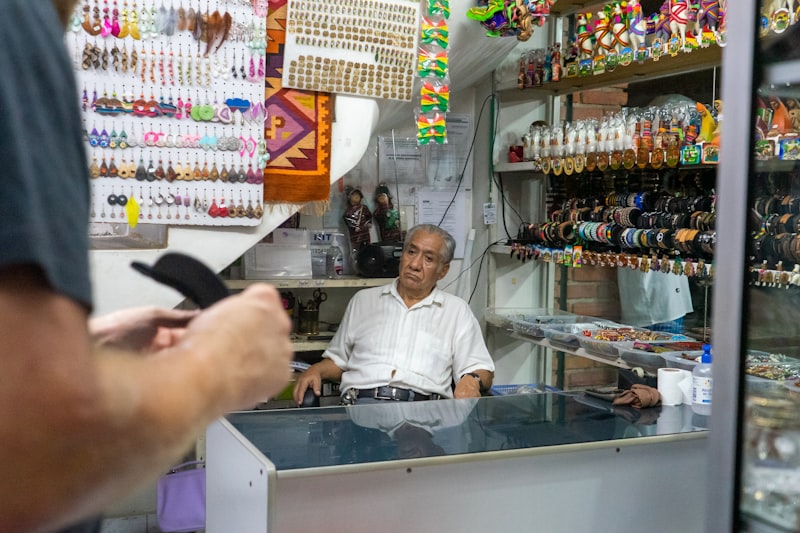 Commerçant derrière son comptoir en boutique